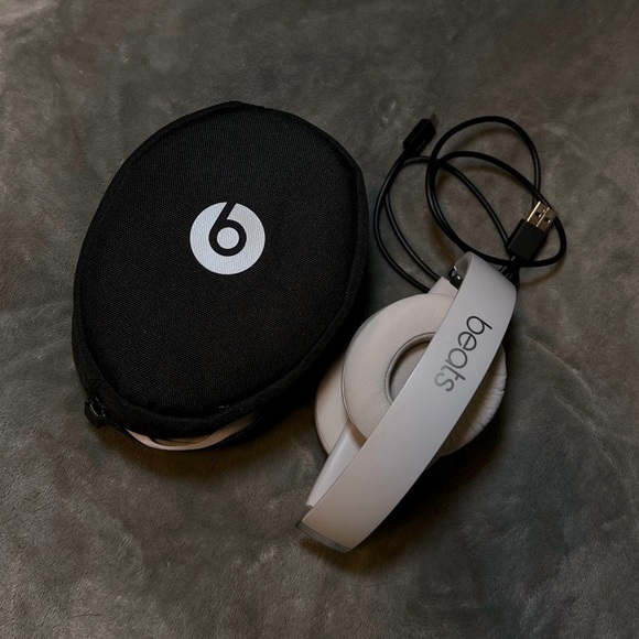 Beats Solo 3 Headphones with Case - Picture 4 of 6